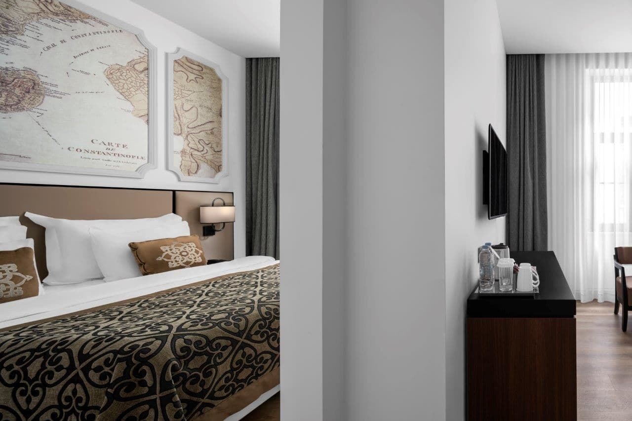 rooms-deluxe-suite-no-view-french