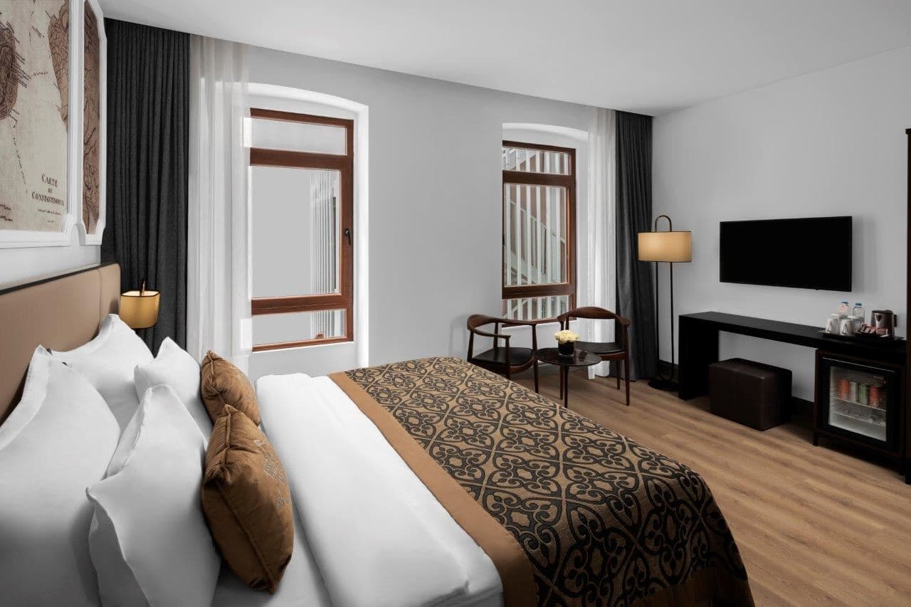 rooms-deluxe-suite-no-view-french