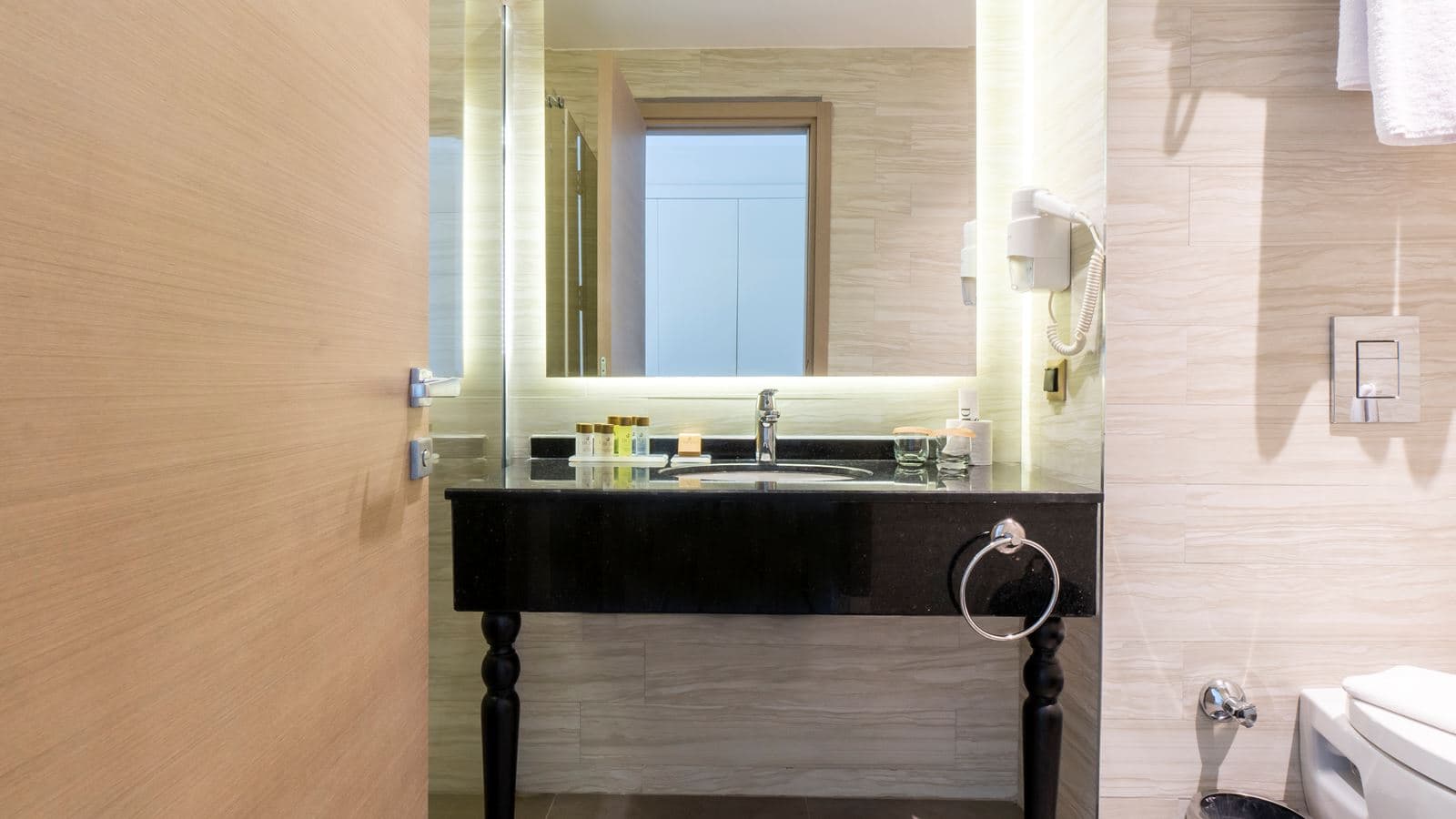 rooms-coral-room