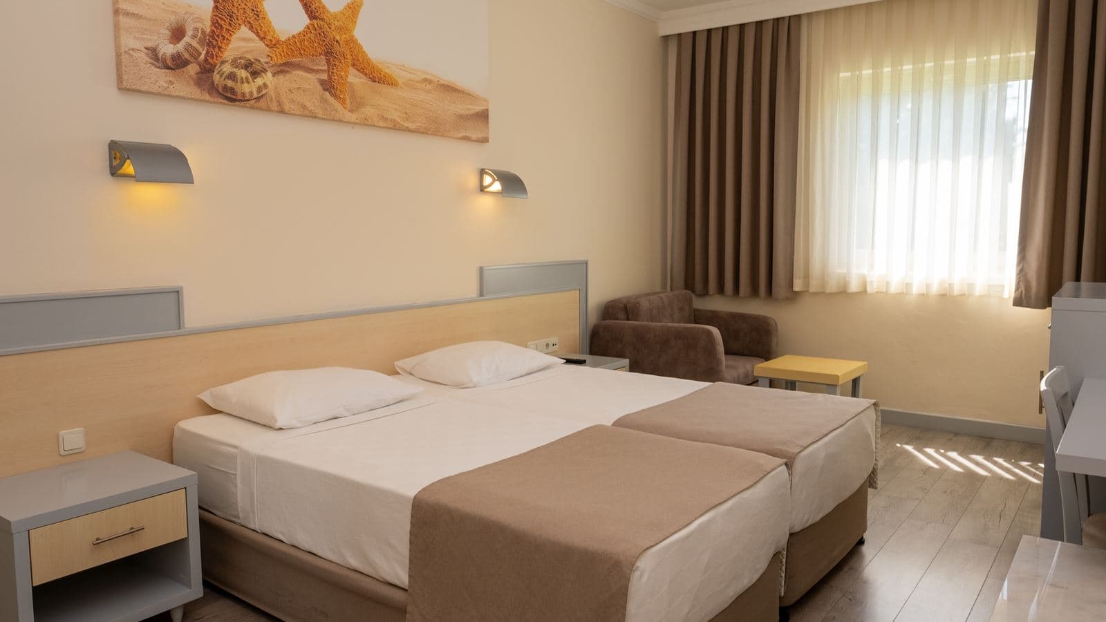 rooms-deluxe-suite