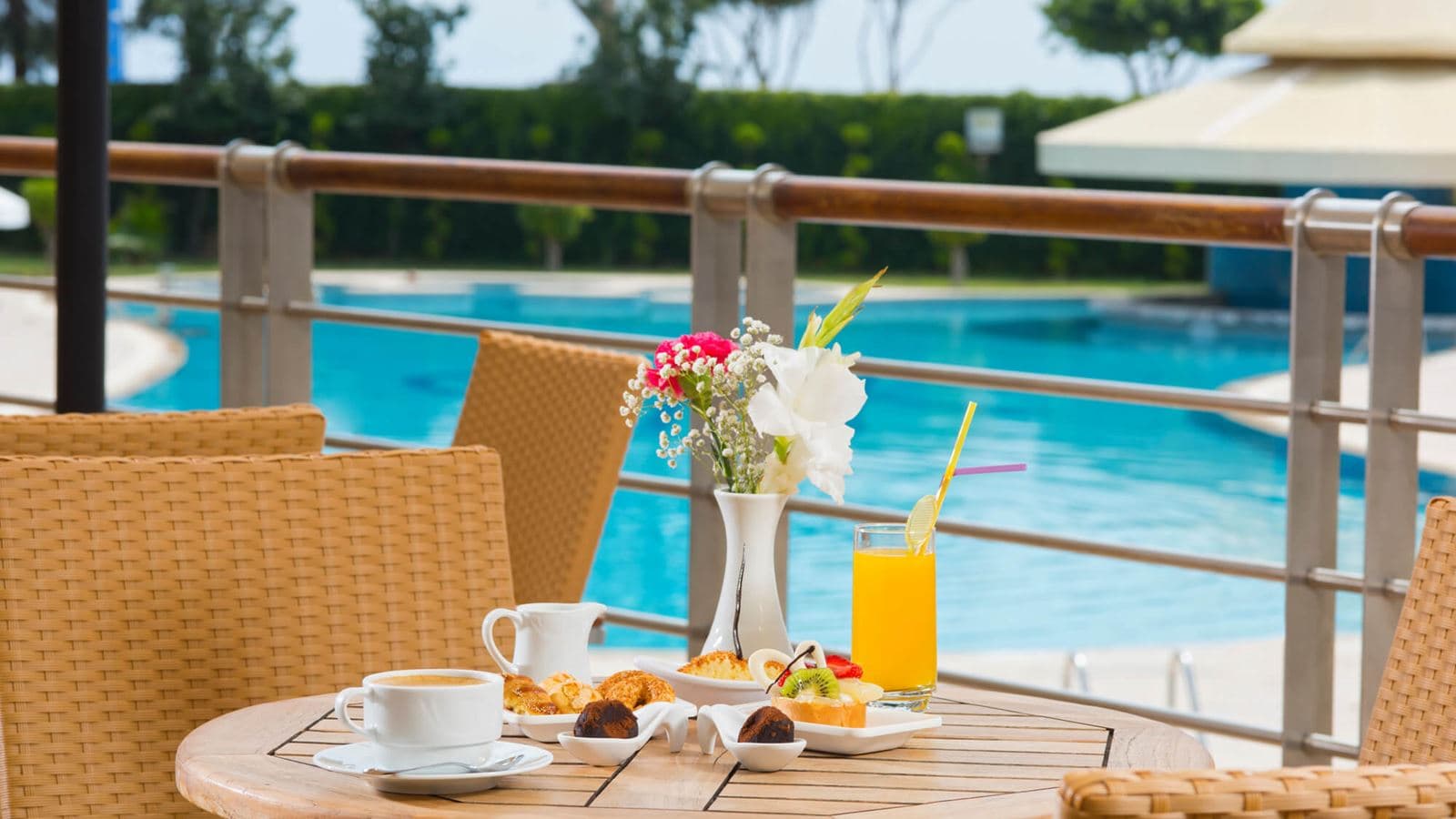 restaurants-pool