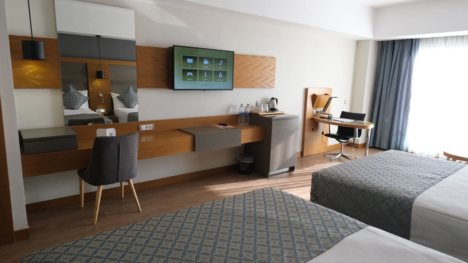 rooms-deluxe-room-side-sea-view