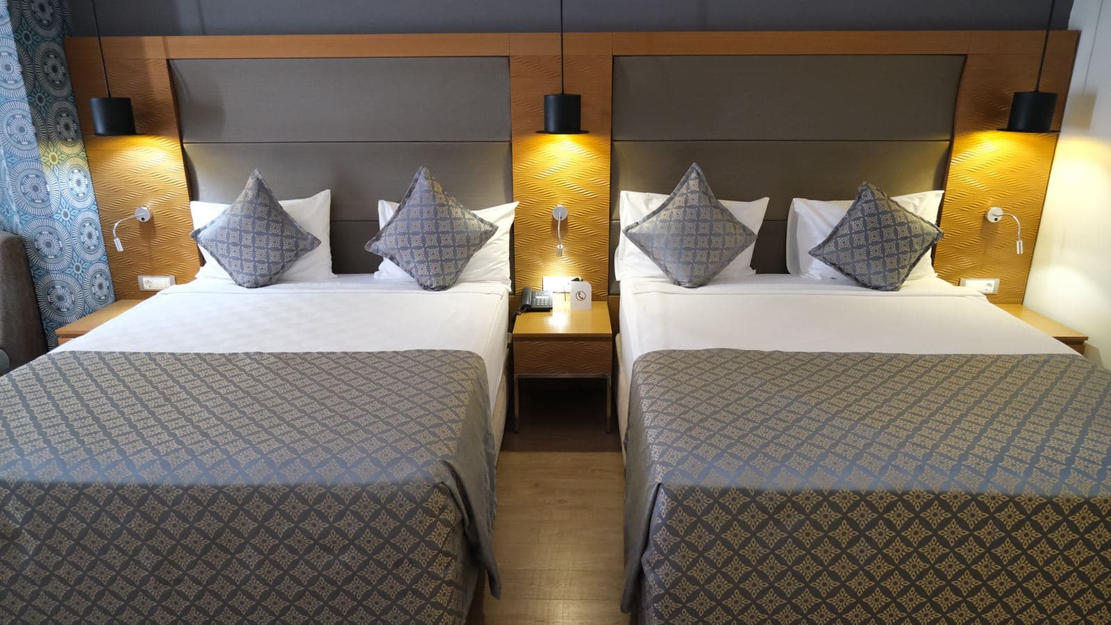 rooms-deluxe-room-side-sea-view
