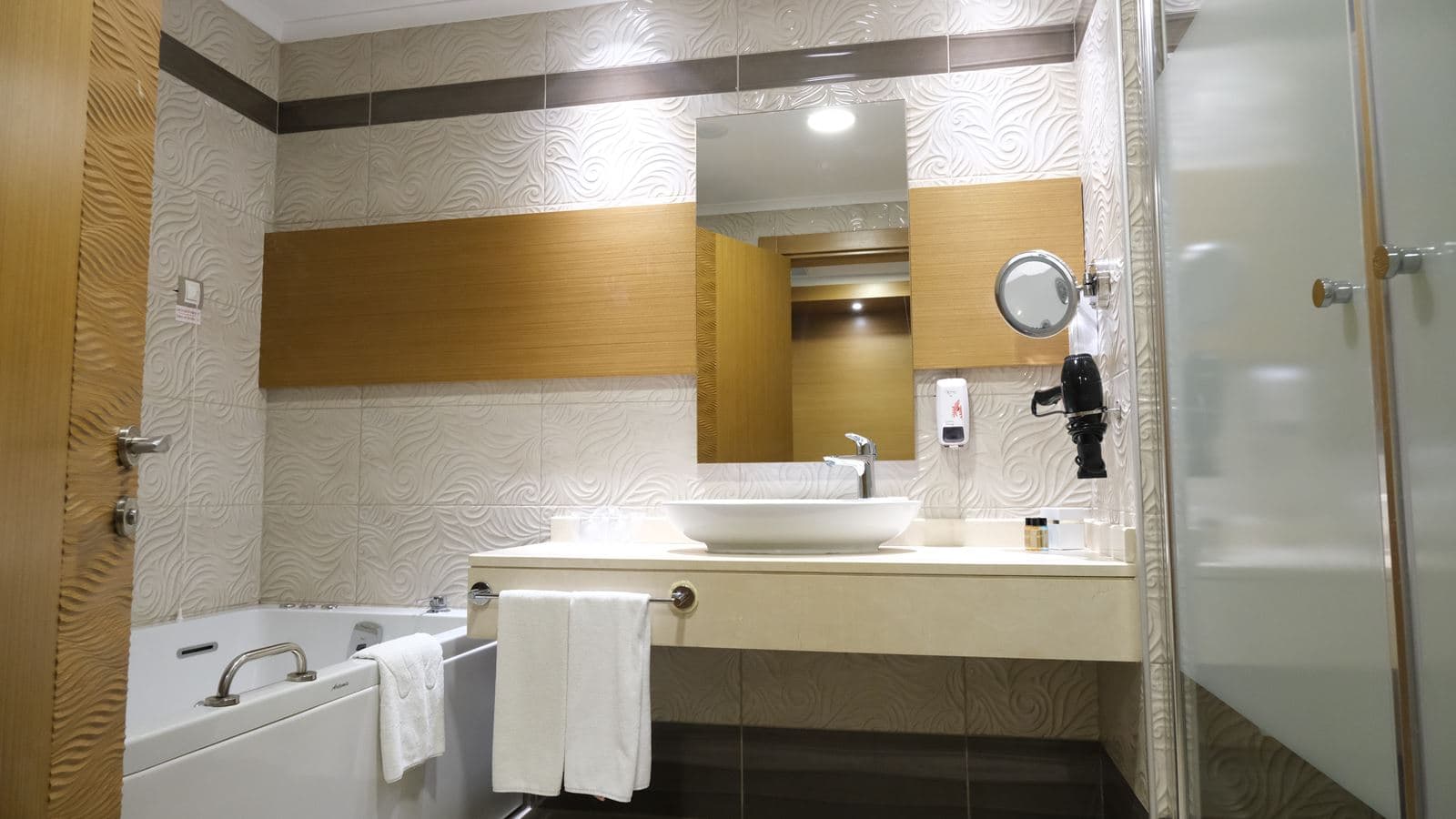 rooms-deluxe-room-side-sea-view