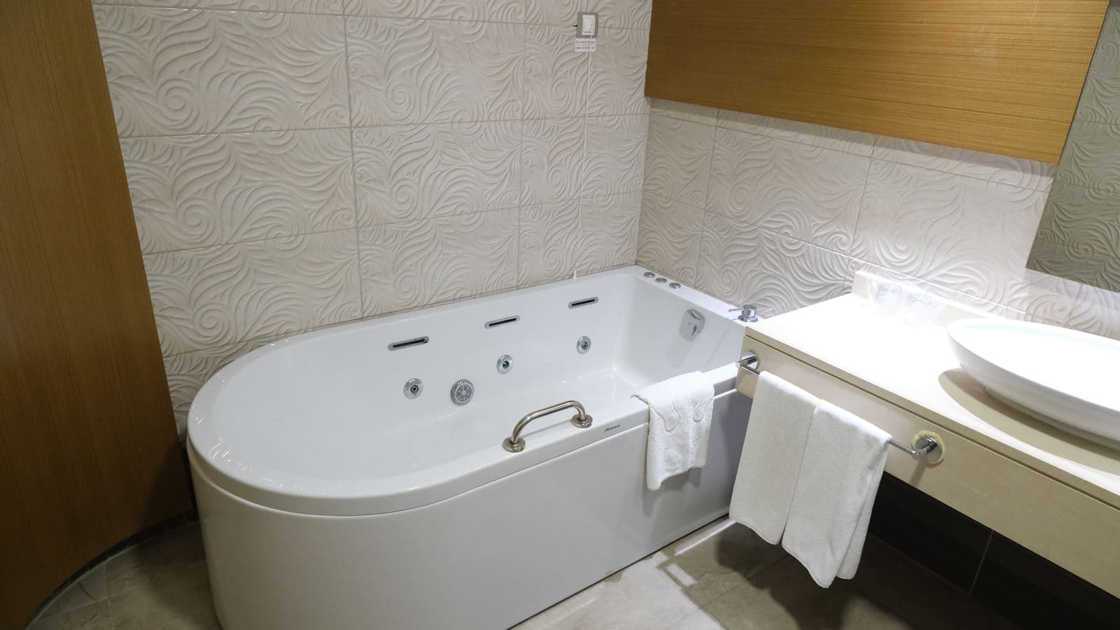 rooms-deluxe-room-side-sea-view