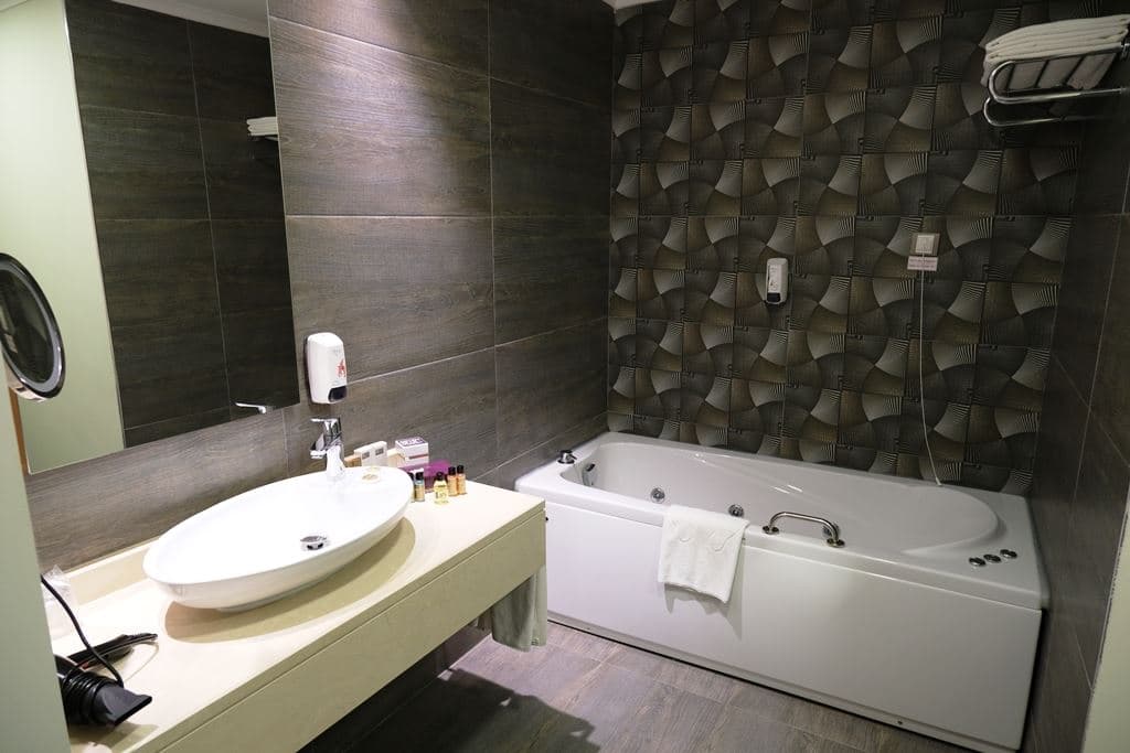 rooms-corner-suite-side-sea-view
