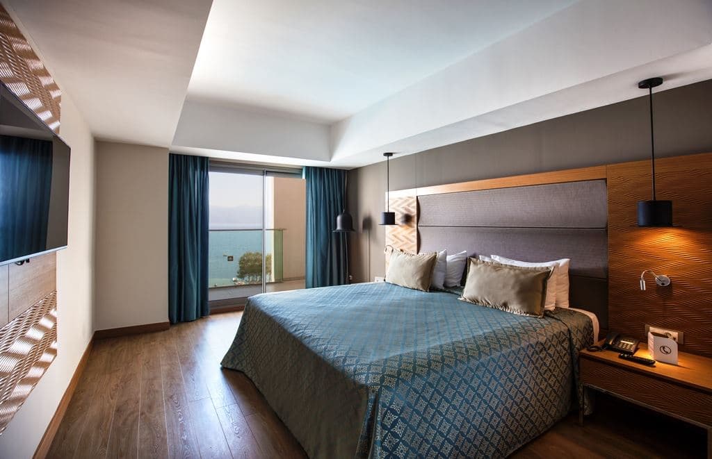 rooms-junior-suite-side-sea-view