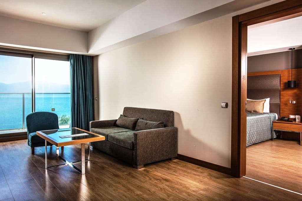 rooms-junior-suite-side-sea-view