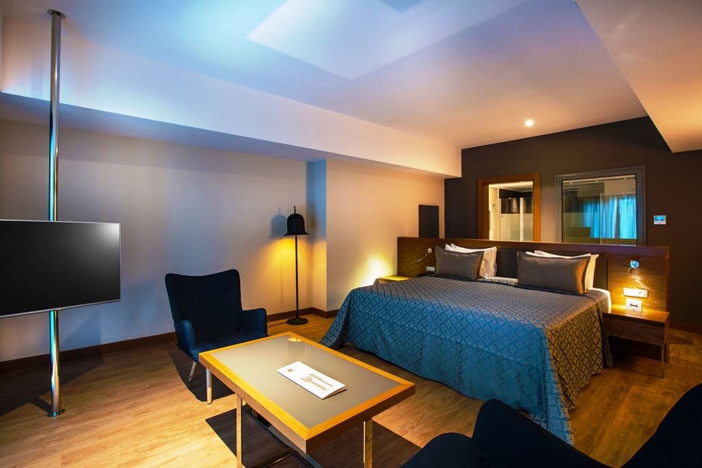 rooms-deluxe-suite-side-sea-view