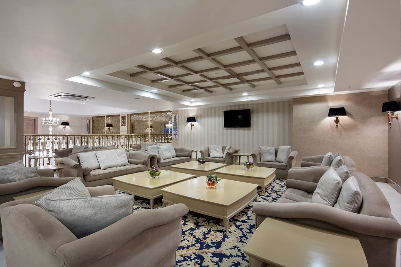 bars-queens-lobby-bar