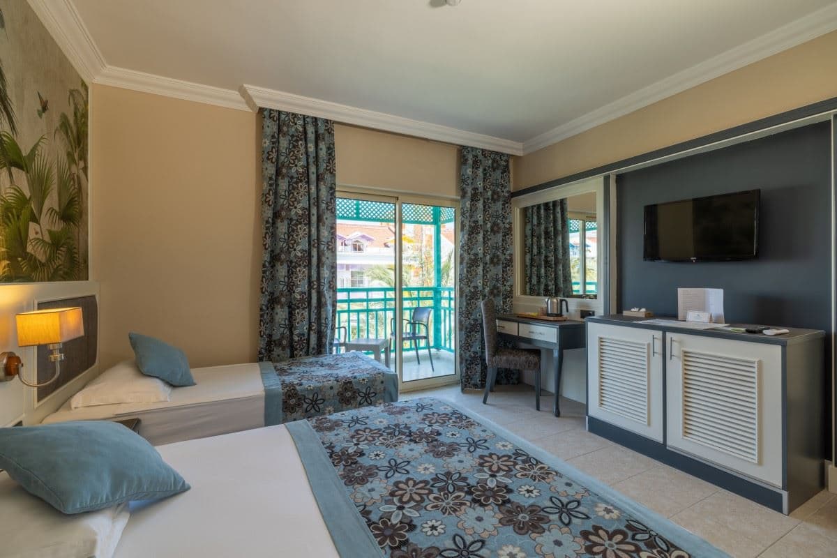 rooms-coral-room