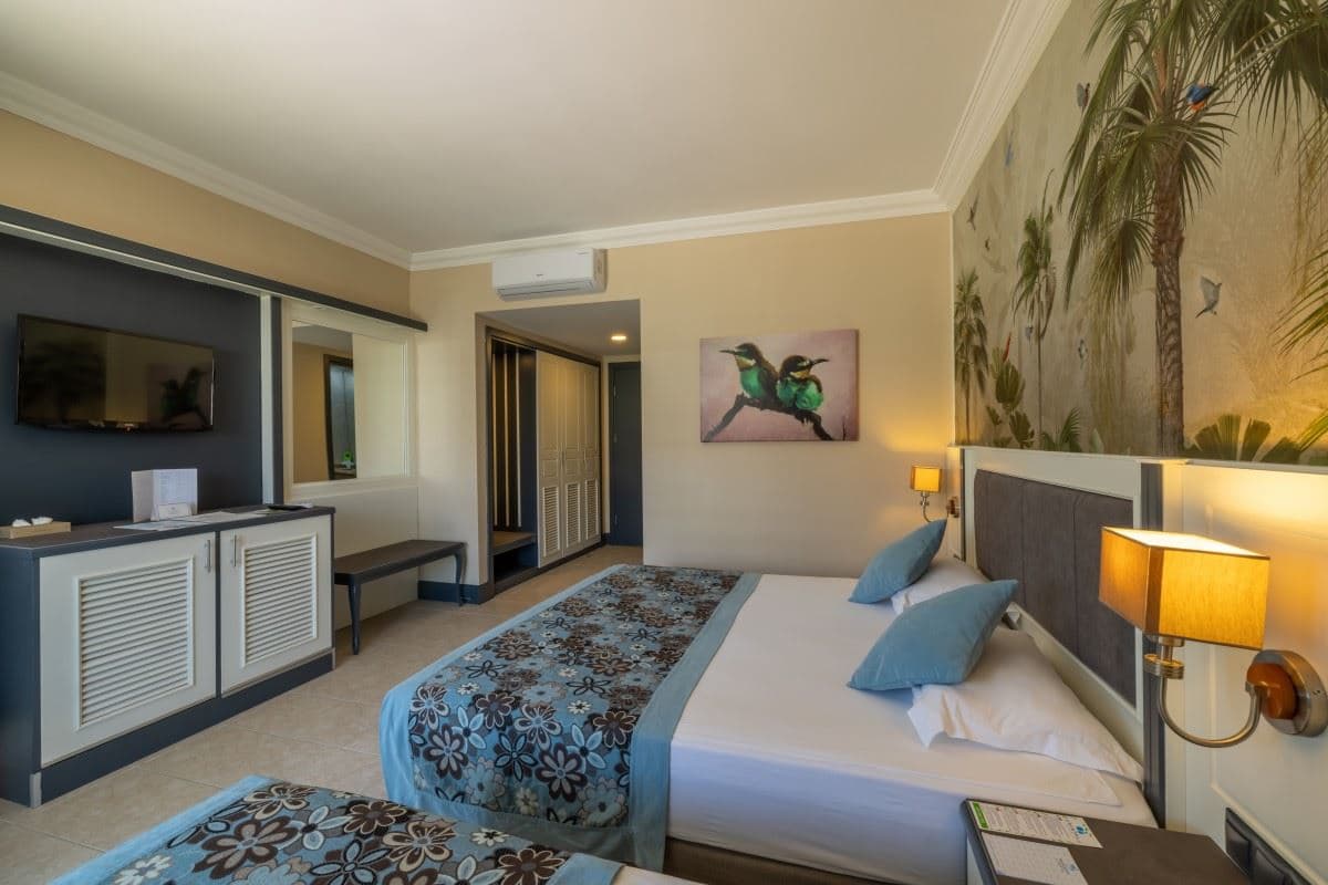 rooms-coral-room