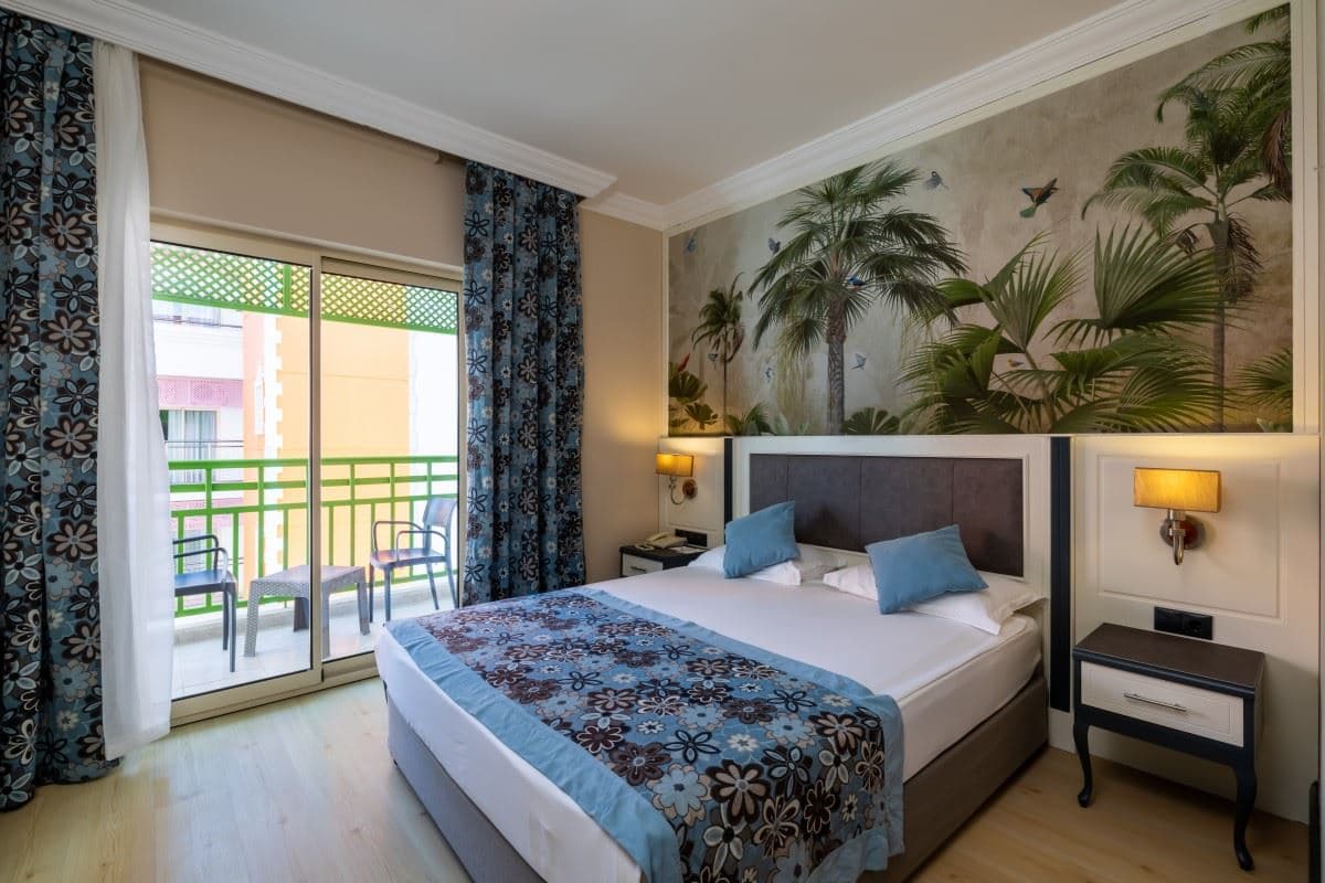rooms-family-room-land-view