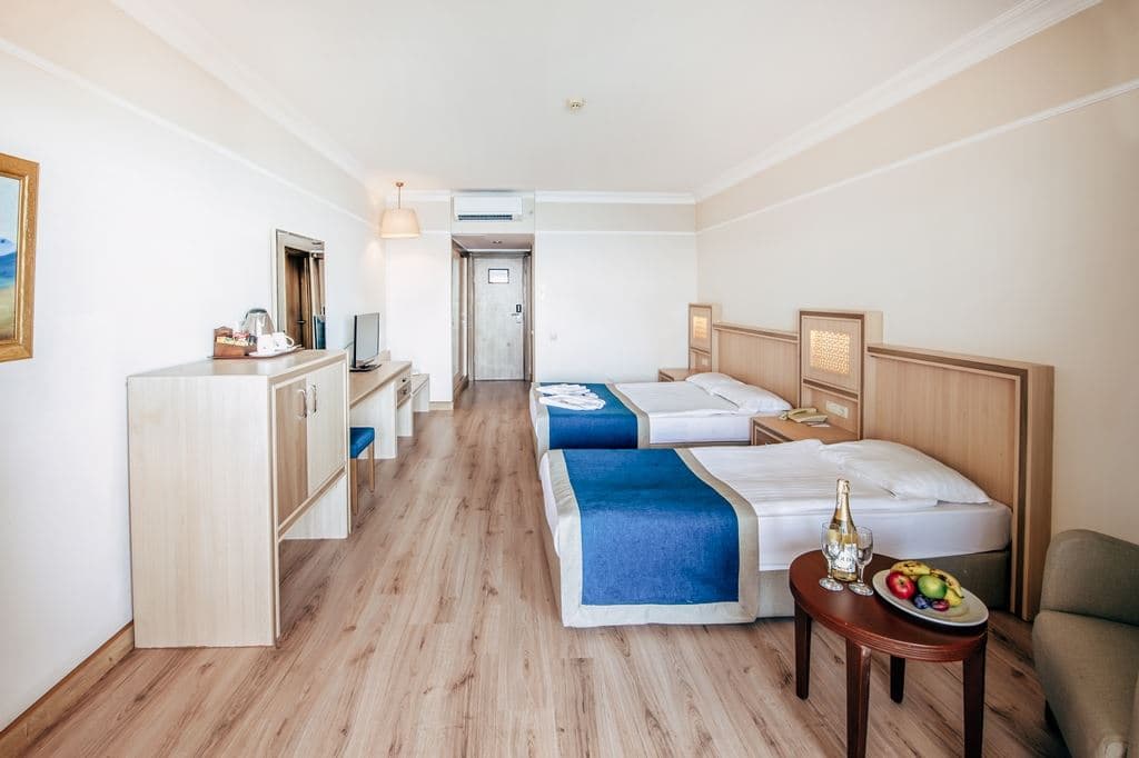 rooms-coral-room