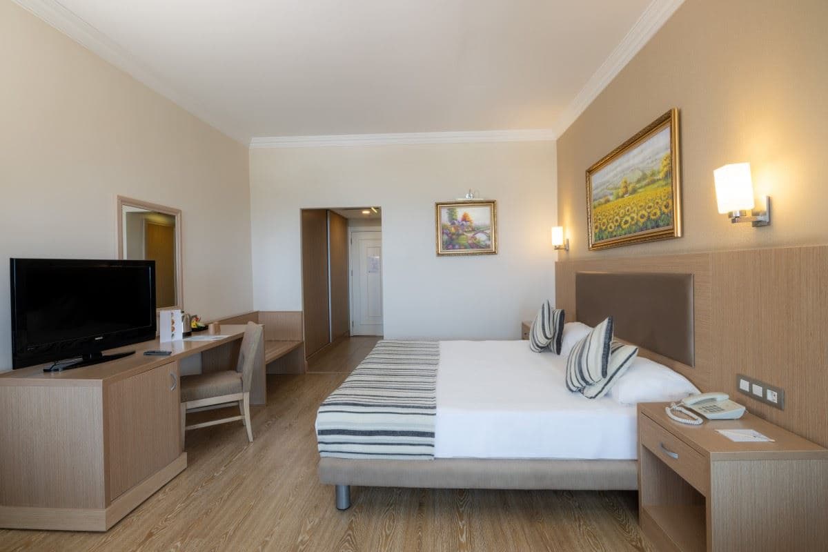 rooms-coral-room