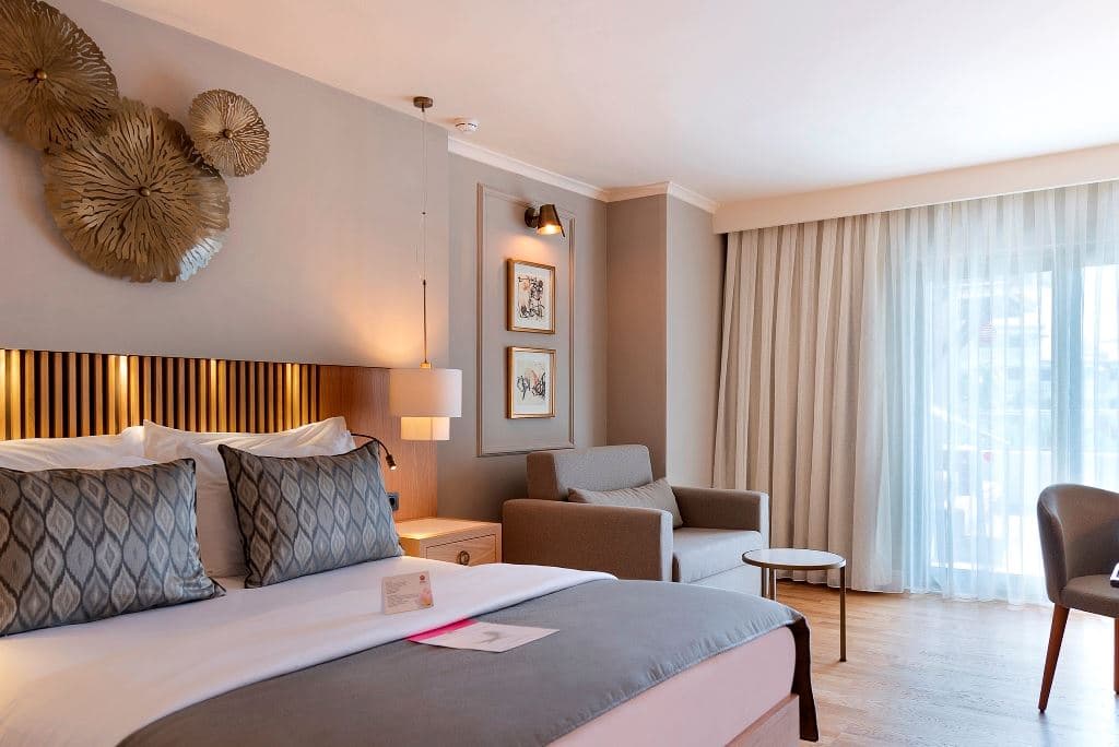 rooms-superior-room-with-jacuzzi-on-balcony