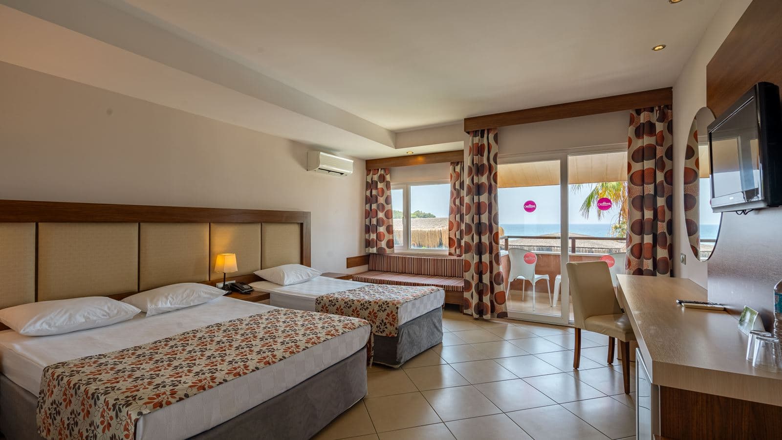 rooms-coral-room
