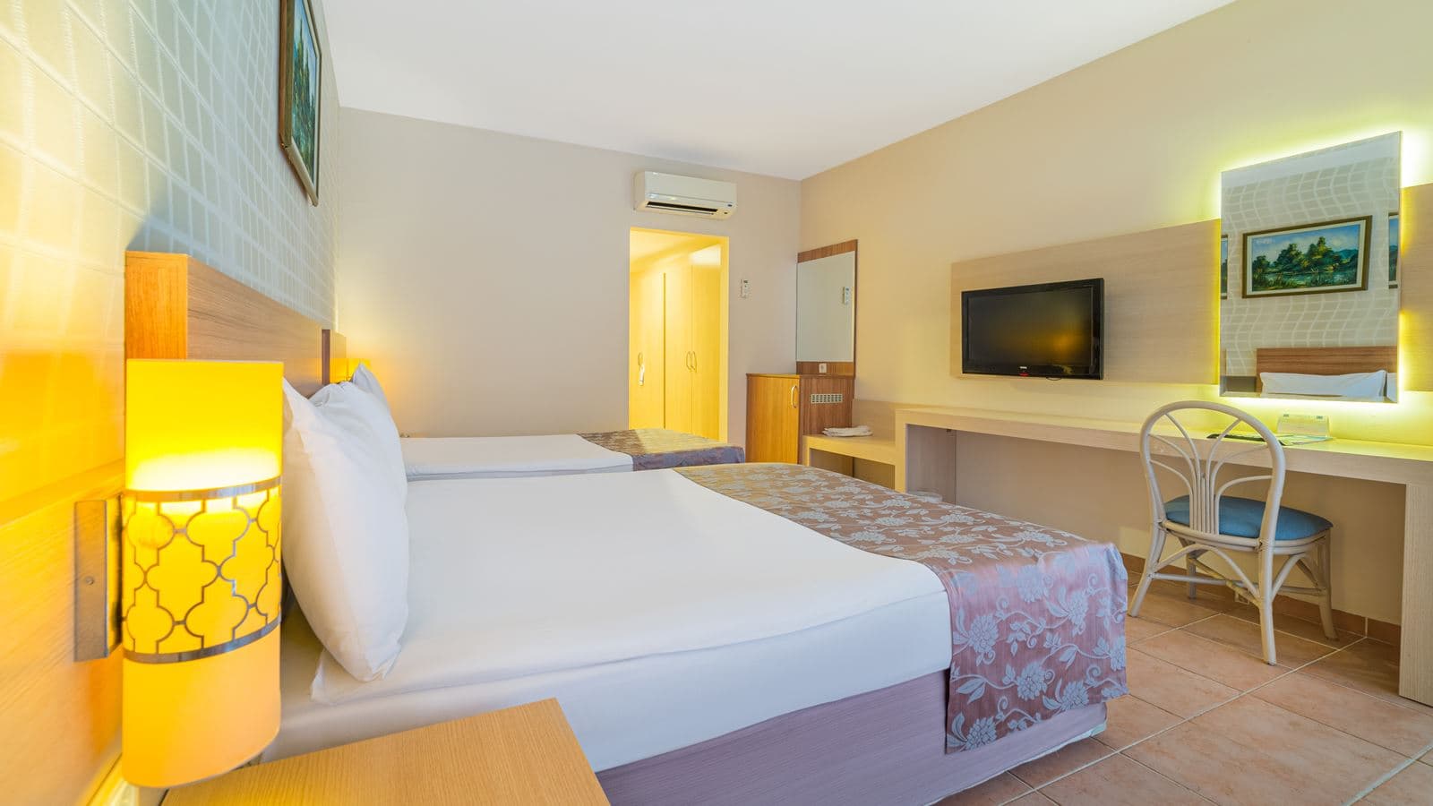 rooms-coral-room