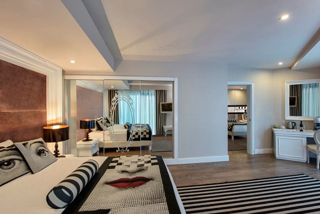 rooms-deluxe-family-room
