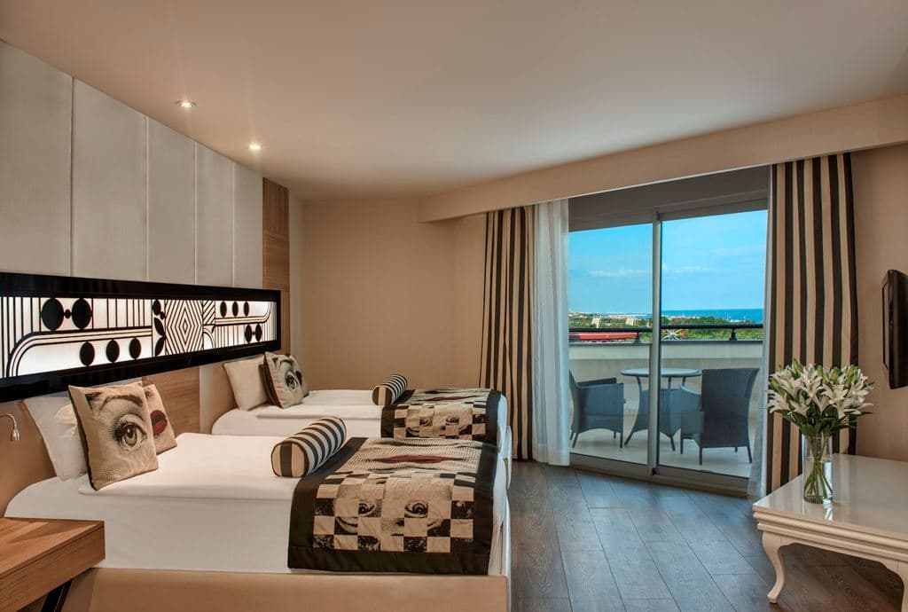 rooms-deluxe-family-room