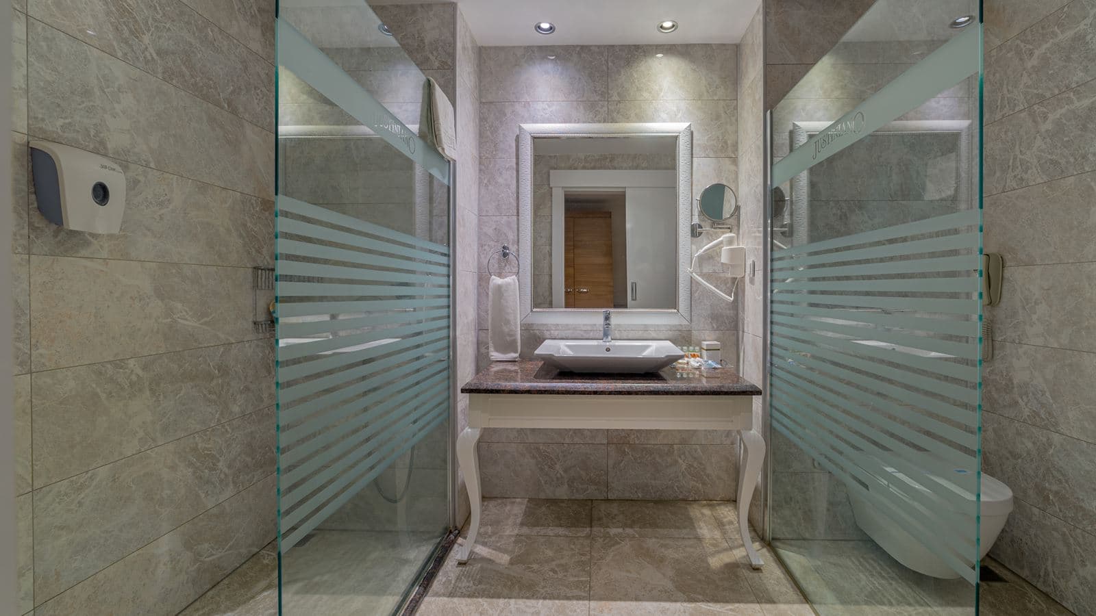 rooms-coral-room