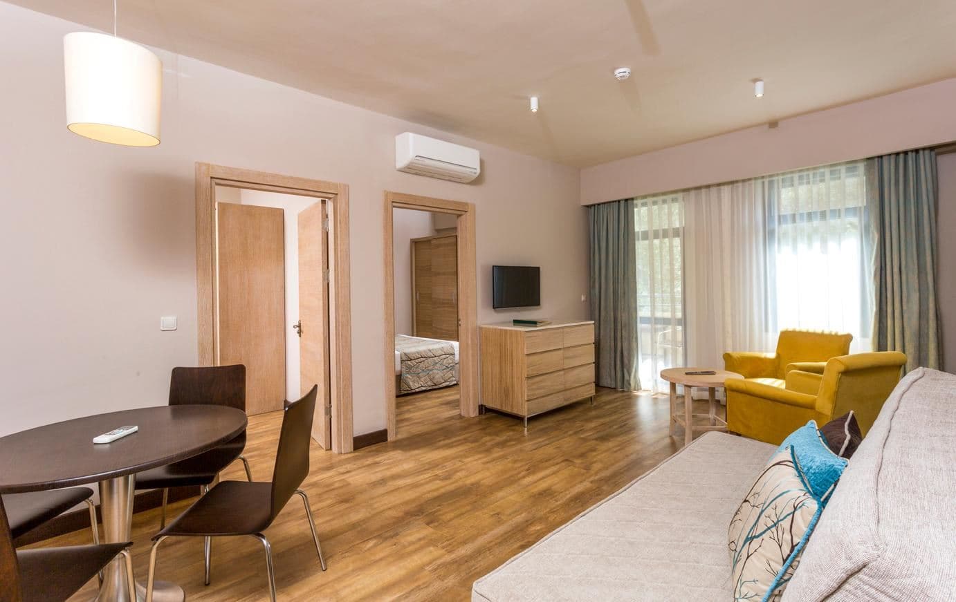 rooms-apartment-land-view-with-balcony