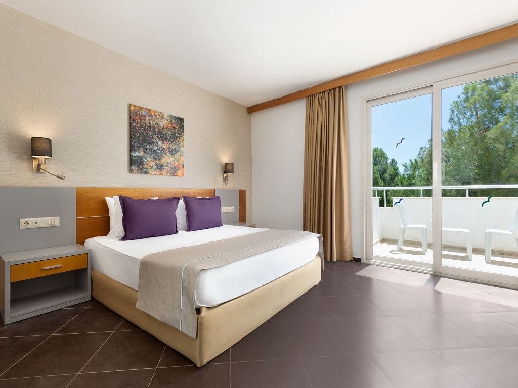 rooms-club-room-land-view