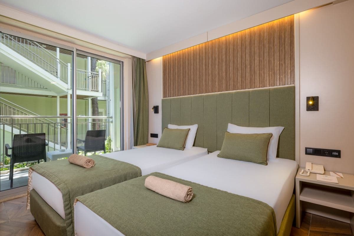 rooms-coral-room