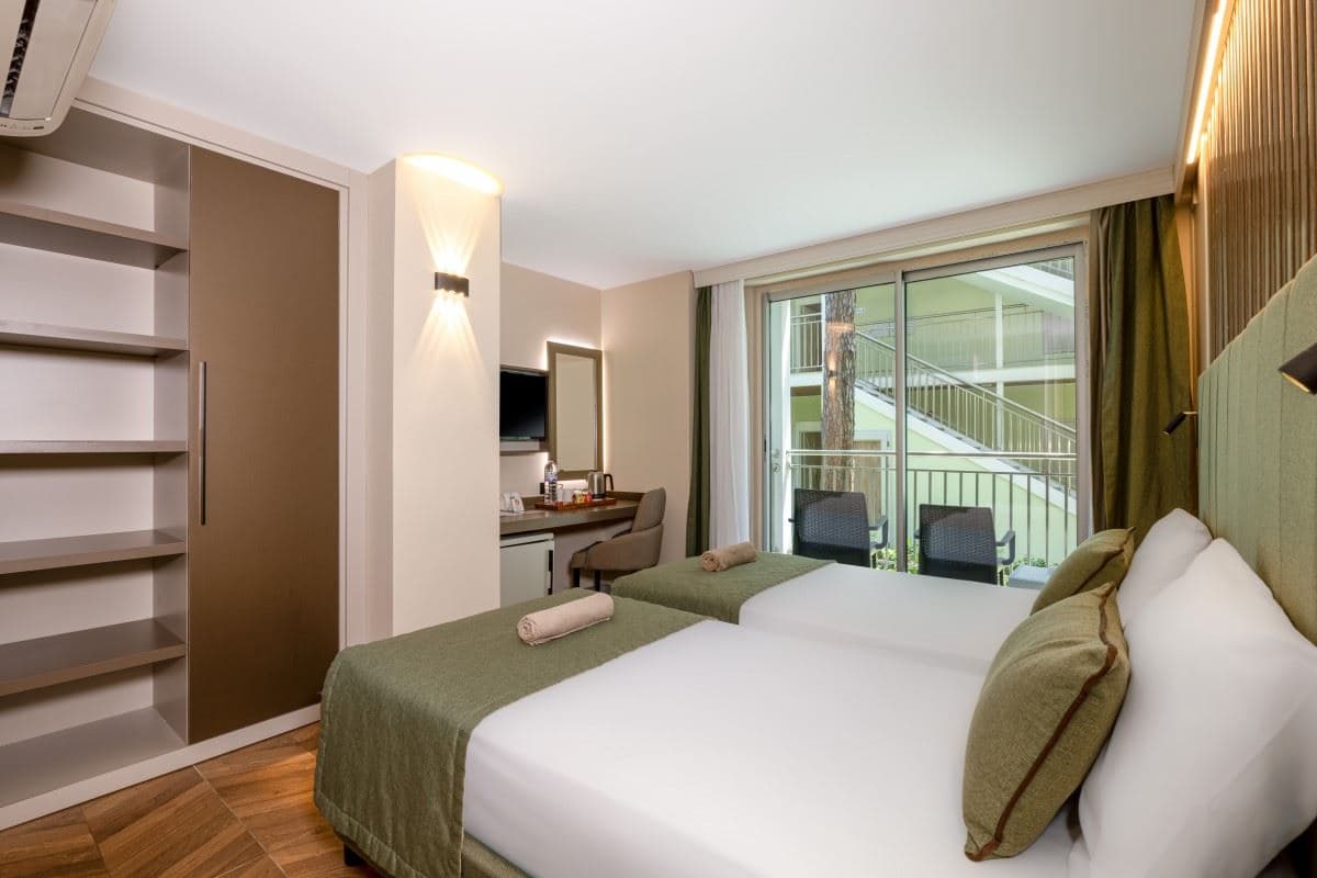 rooms-coral-room