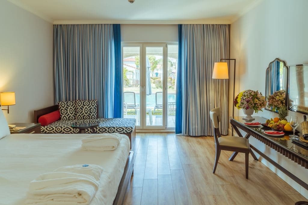rooms-sun-swim-up