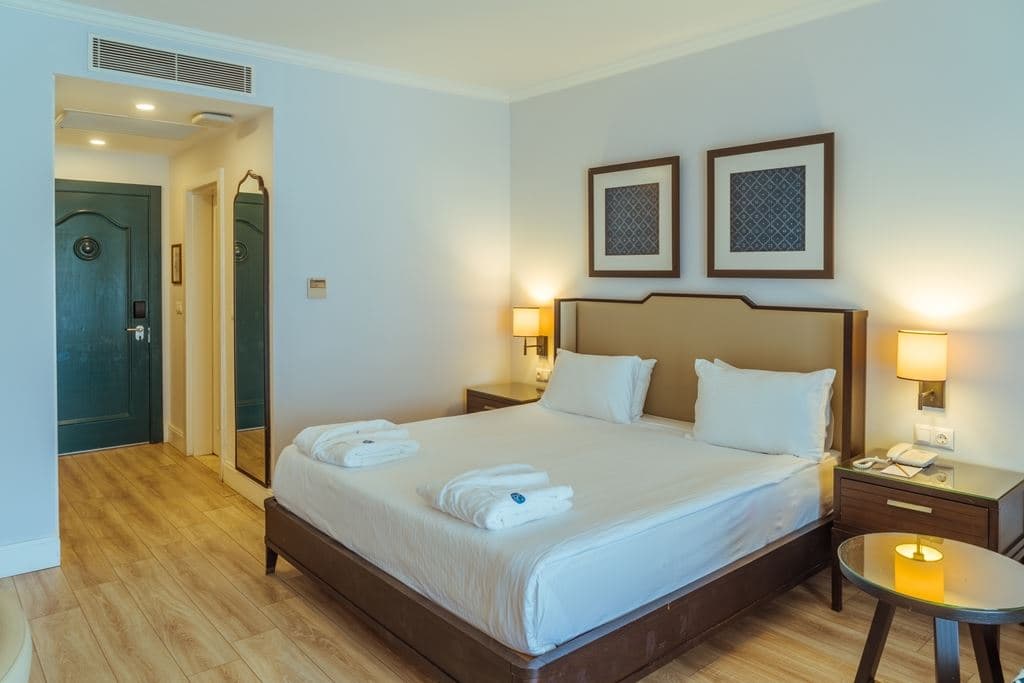 rooms-sun-swim-up