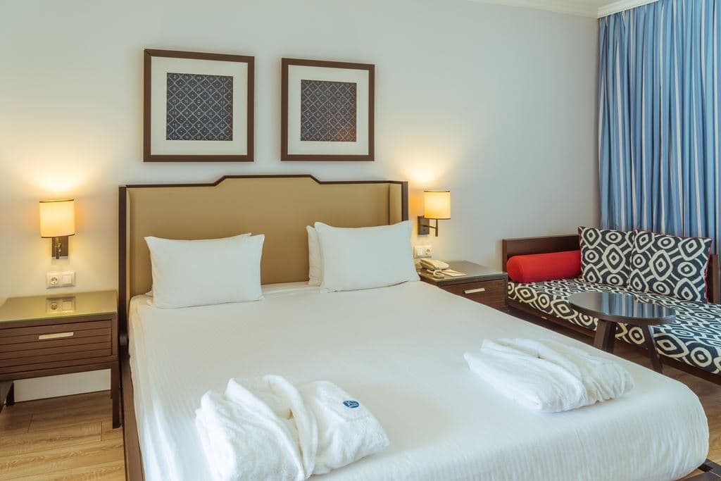 rooms-sun-swim-up