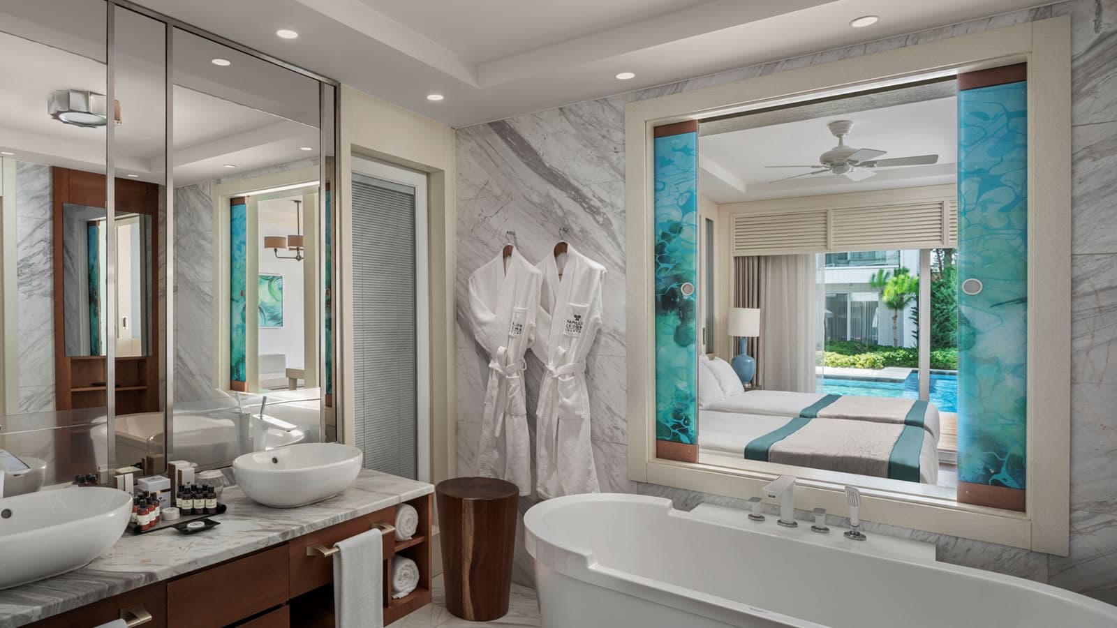 rooms-luxury-pool-suite-upper-floor