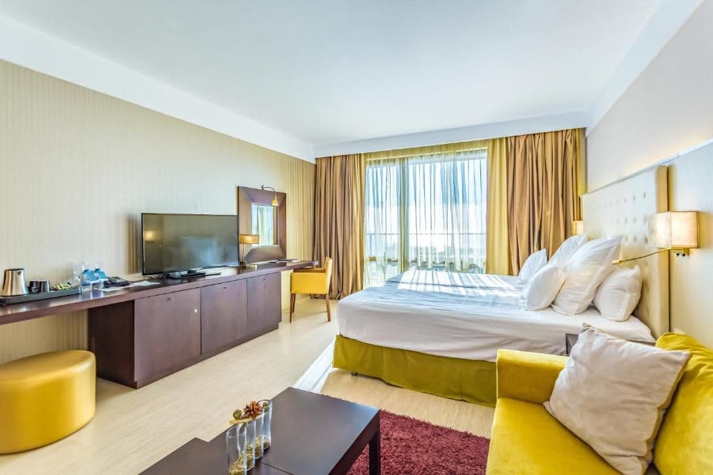 rooms-double-standard-room-poolview-balcony
