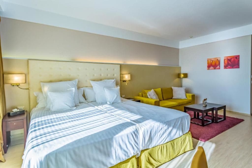 rooms-double-standard-room-poolview-balcony