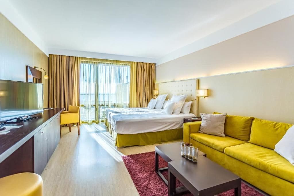 rooms-double-standard-room-poolview-balcony
