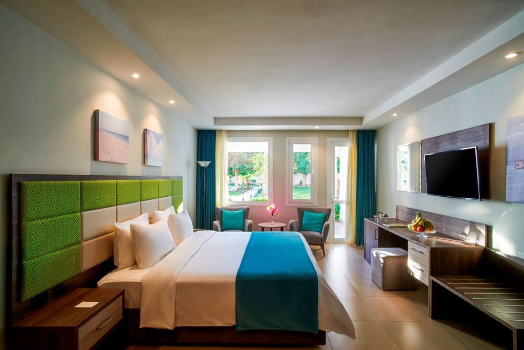 rooms-palm-front-room