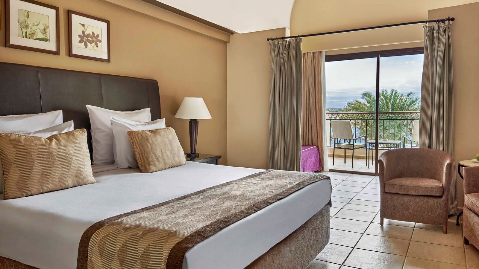 rooms-deluxe-room-garden-view