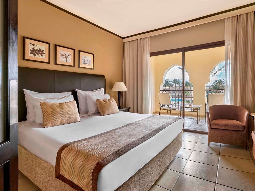 rooms-room-deluxe-door-seaview