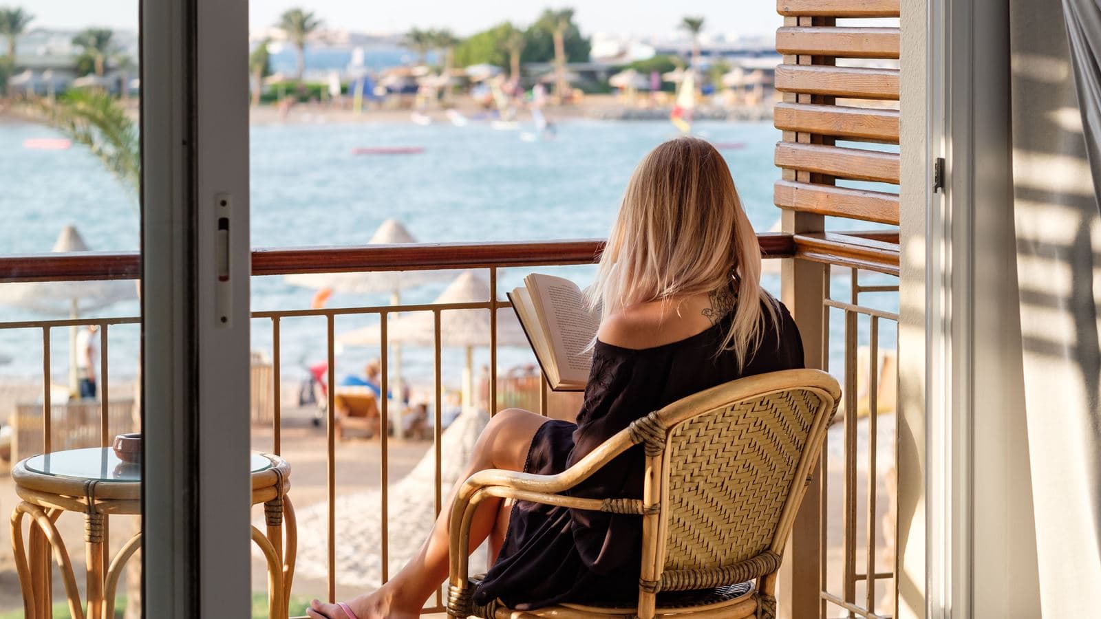 rooms-deluxe-club-room-beach-front