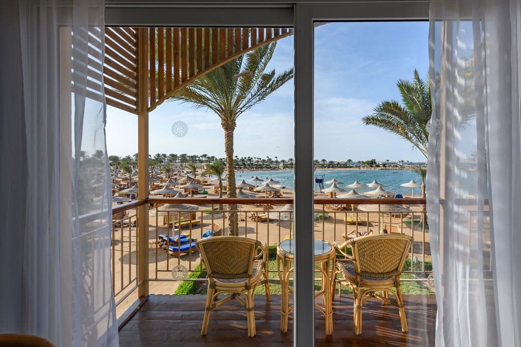 rooms-deluxe-club-suite-beach-front