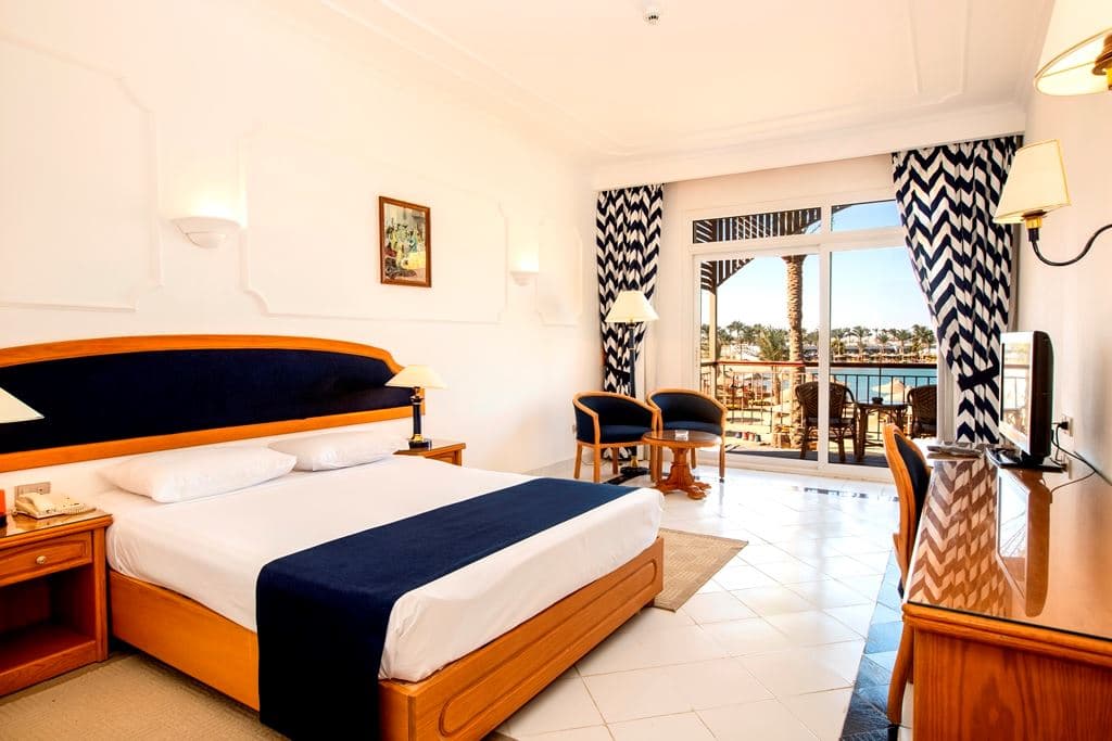 rooms-deluxe-club-suite-beach-front