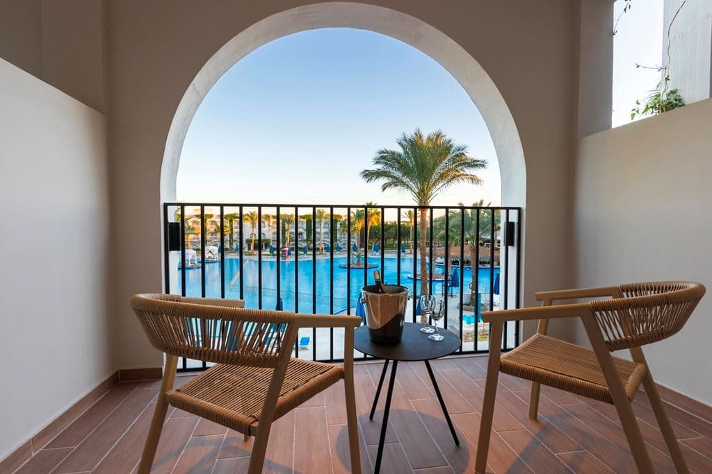rooms-room-premium-garden--pool-view