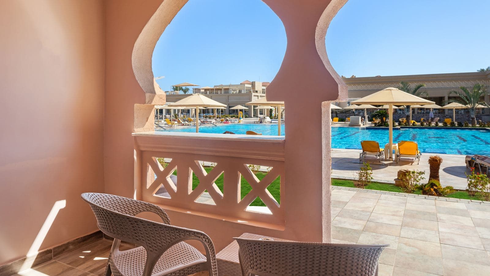 rooms-standard-room-pool-view