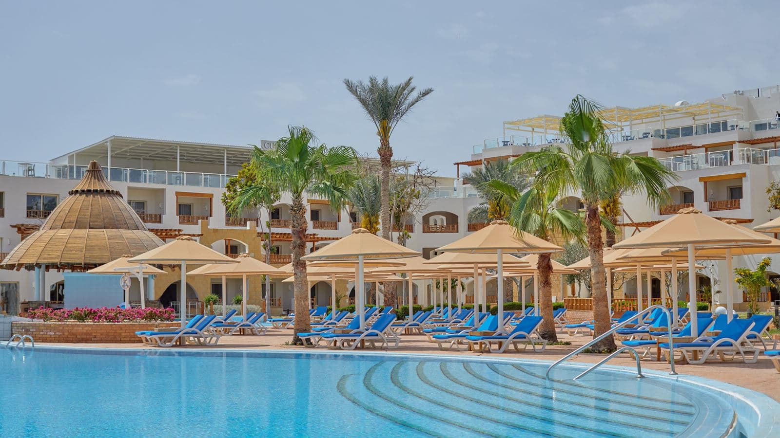 rooms-deluxe-pool-view