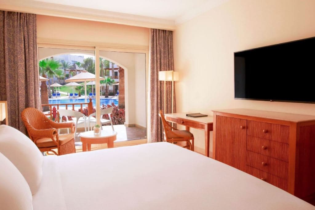rooms-standard-pool-view