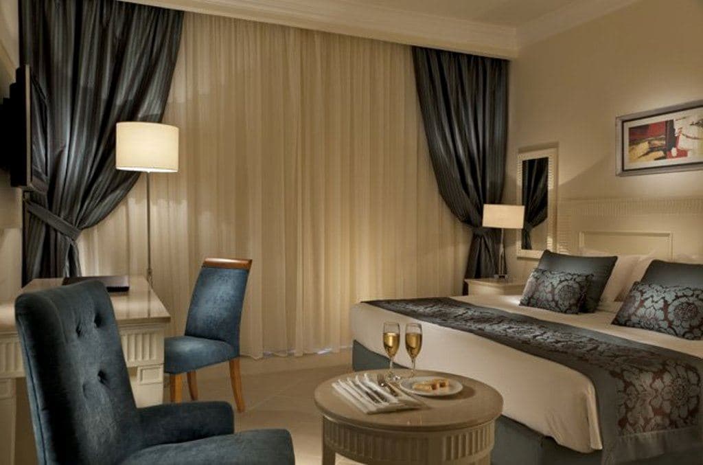 rooms-deluxe-room-pool-view