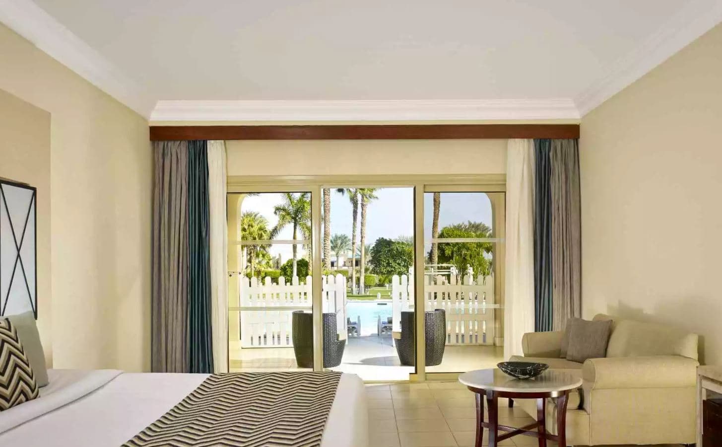 rooms-swim-up-room