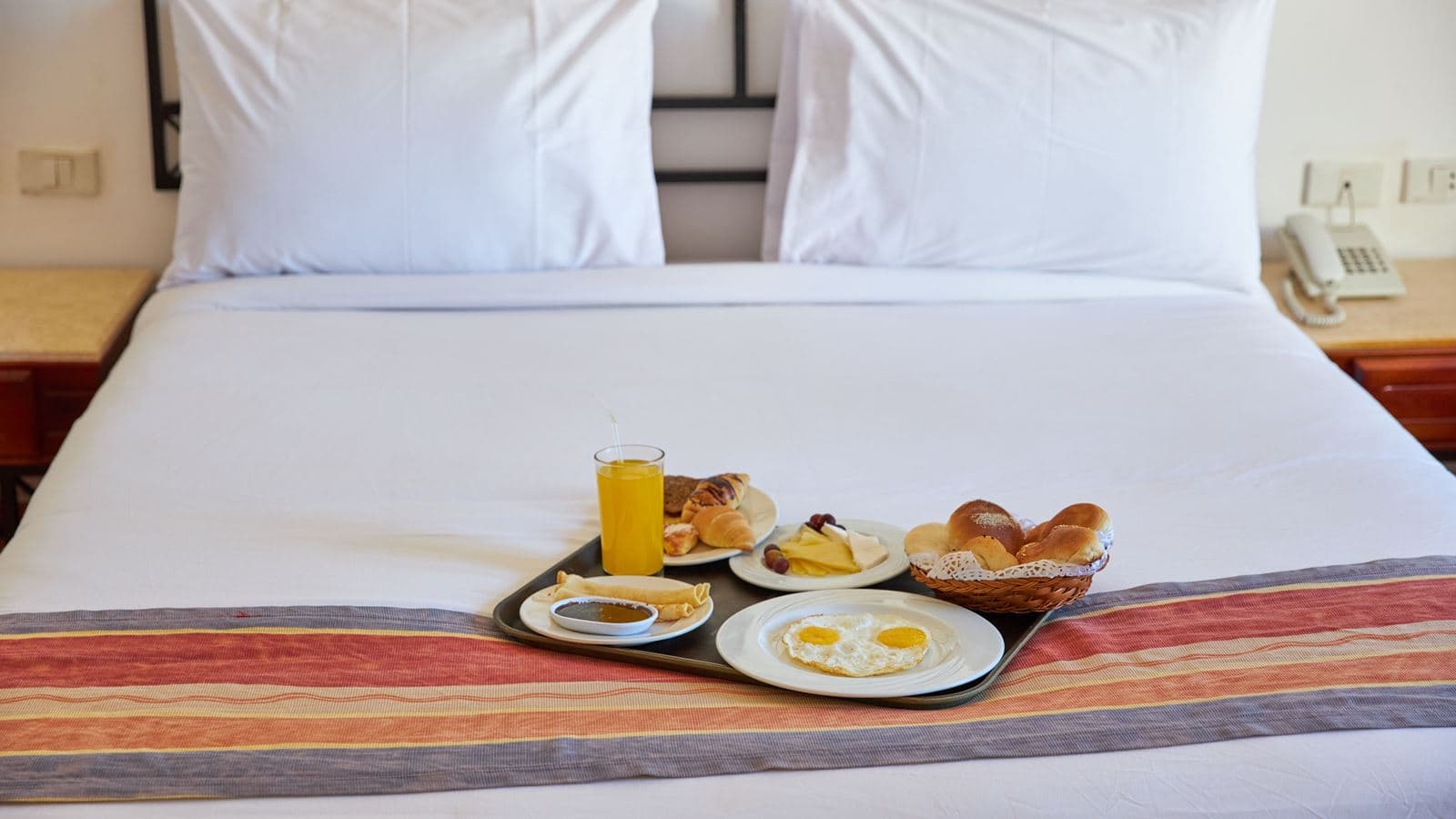 rooms-deluxe-family-room