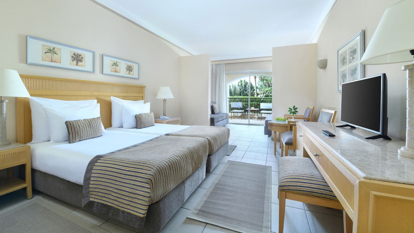 rooms-family-room-garden-view